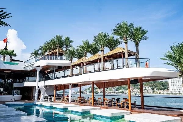 ハロン湾クルーズプレミアム日帰りツアードルフィンデイクルーズ・スンソット洞窟、ティートップ（日本語ガイド付き）ハロン湾水上リゾート・ハロン湾でカヤック体験・ハロン湾日帰りツアー